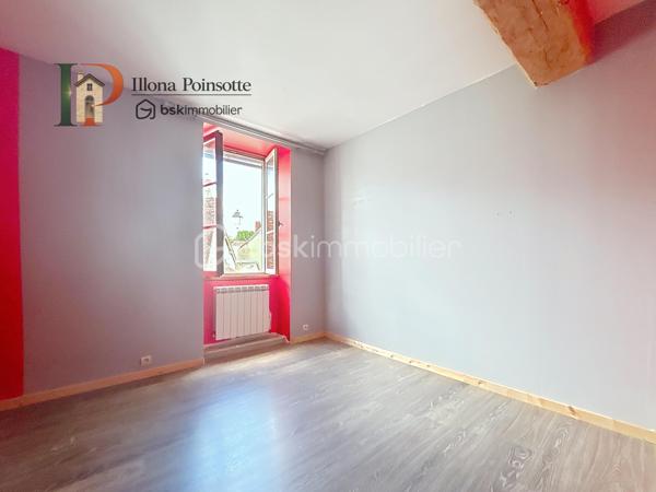 À Poilly-sur-Serein, dans un environnement calme et agréable entre Chablis et Tonnerre, découvrez cette maison de village d’environ 80 m² qui offre une belle capacité d’hébergement répartie sur trois niveaux.

Le rez-de-chaussée se compose d’une pièce de vie chaleureuse agrémentée d’un poêle à bois, ainsi que d’une cuisine ouverte, aménagée et équipée.

Le premier étage dessert deux chambres et une salle de bain. Au second étage, vous retrouverez deux chambres supplémentaires ainsi qu’une seconde salle de bain. Les aménagements de ce niveau ont déjà été réalisés, seuls les travaux de peinture du couloir et de la salle de bain restent à finaliser.

Les menuiseries sont en double vitrage bois et le chauffage est assuré par des radiateurs électriques à inertie sèche complétés par le poêle à bois.

Située dans un secteur apprécié entre vignobles, campagne et patrimoine bourguignon, cette maison est une belle opportunité pour un premier achat, un pied-à-terre ou un investissement locatif : Elle offre une organisation pratique et fonctionnelle, avec l’avantage de charges maîtrisées.