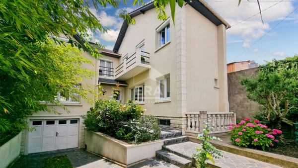 Maison de 6 pièces avec grand jardin et garage.
