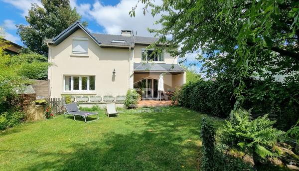 Maison de 6 pièces avec grand jardin et garage.