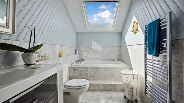 Maison de 6 pièces avec grand jardin et garage.