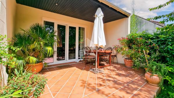 Maison de 6 pièces avec grand jardin et garage.