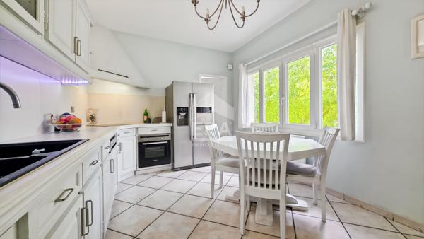 Maison de 6 pièces avec grand jardin et garage.