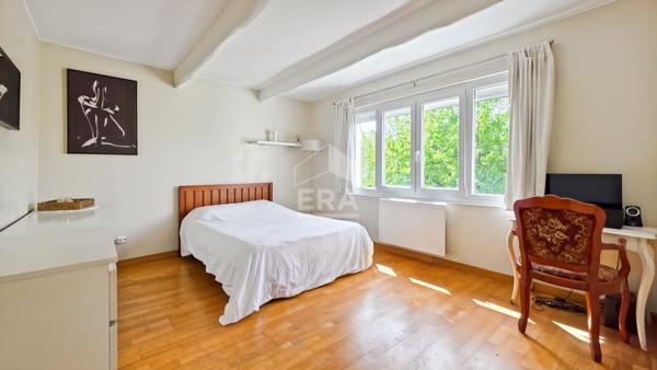 Maison de 6 pièces avec grand jardin et garage.