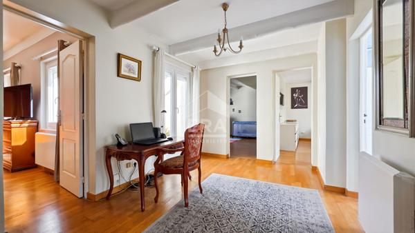 Maison de 6 pièces avec grand jardin et garage.