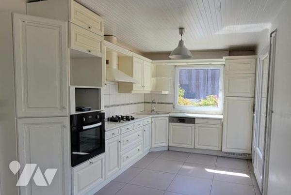À saisir Saint-Marc, une maison à usage d'habitation, avec terrasse 2 garages et jardin.