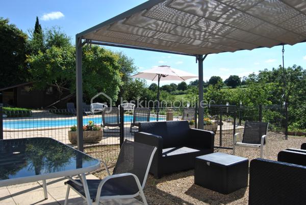 A découvrir sans tarder ! 

 Maison de 196 m2 à fort potentiel sur terrain de 1448 M2 et avec un appartement indépendant en rez-de-jardin qui jouxte la piscine. 
Située dans un quartier calme et résidentiel prisé de Hurigny ( à seulement 2 km du centre hospitalier de Mâcon, très proche des commerces de Charnay les Mâcon et de Mâcon. Le centre de Hurigny est à 2 km). 
Cette maison familiale de 196 m2 offre un cadre de vie entre la ville et la campagne et saura vous séduire avec ses beaux volumes et sa vue dégagée.
LES ATOUTS DE LA MAISON : 
Rez-de-jardin : Un appartement avec entrée indépendante, idéal pour accueillir des amis ou loger ses parents ou d'envisager une activité locative (chambres d'hôtes, location meublée ou activité professionnelle ). 
Il se compose d'une cuisine équipée ouverte sur le séjour, une chambre avec salle d'eau attenante, penderie et WC indépendant. L'accès est direct à la piscine (8 x 4 m avec bâche de sécurité).

Étage principal : Grand séjour traversant lumineux (orienté Est/Sud/Ouest) avec cheminée, cuisine séparée et équipée, 4 chambres avec toutes un placard mural, une salle de bain, avec baignoire, WC indépendant et coin buanderie.

Deuxième niveau : 2 grandes chambres avec salle d'eau chacune et WC, dressing, ainsi qu'un grenier.

INFORMATIONS COMPLEMENTAIRES : 
- Terrain paysagé
- parking pour plusieurs véhicules
 - Nombreux rangements dans toute la maison
 - 9 pièces au total, dont 7 chambres
 - Double vitrage, volets roulants en aluminium et électriques
 - Maison intégralement isolée par l'extérieur (murs, combles, garage) 
- Grand garage, atelier, cave, chaufferie
 - Deux chaudières Viessmann (bois et fioul)                           POMPE A CHALEUR OFFERTE PAR LE VENDEUR
- Assainissement collectif conforme (tout-à-l'égout)
 - DPE : D et B - Taxe foncière 2025 : 1 662 €