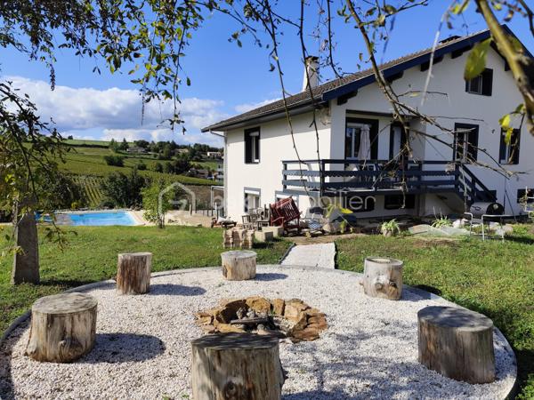 A découvrir sans tarder ! 

 Maison de 196 m2 à fort potentiel sur terrain de 1448 M2 et avec un appartement indépendant en rez-de-jardin qui jouxte la piscine. 
Située dans un quartier calme et résidentiel prisé de Hurigny ( à seulement 2 km du centre hospitalier de Mâcon, très proche des commerces de Charnay les Mâcon et de Mâcon. Le centre de Hurigny est à 2 km). 
Cette maison familiale de 196 m2 offre un cadre de vie entre la ville et la campagne et saura vous séduire avec ses beaux volumes et sa vue dégagée.
LES ATOUTS DE LA MAISON : 
Rez-de-jardin : Un appartement avec entrée indépendante, idéal pour accueillir des amis ou loger ses parents ou d'envisager une activité locative (chambres d'hôtes, location meublée ou activité professionnelle ). 
Il se compose d'une cuisine équipée ouverte sur le séjour, une chambre avec salle d'eau attenante, penderie et WC indépendant. L'accès est direct à la piscine (8 x 4 m avec bâche de sécurité).

Étage principal : Grand séjour traversant lumineux (orienté Est/Sud/Ouest) avec cheminée, cuisine séparée et équipée, 4 chambres avec toutes un placard mural, une salle de bain, avec baignoire, WC indépendant et coin buanderie.

Deuxième niveau : 2 grandes chambres avec salle d'eau chacune et WC, dressing, ainsi qu'un grenier.

INFORMATIONS COMPLEMENTAIRES : 
- Terrain paysagé
- parking pour plusieurs véhicules
 - Nombreux rangements dans toute la maison
 - 9 pièces au total, dont 7 chambres
 - Double vitrage, volets roulants en aluminium et électriques
 - Maison intégralement isolée par l'extérieur (murs, combles, garage) 
- Grand garage, atelier, cave, chaufferie
 - Deux chaudières Viessmann (bois et fioul)                           POMPE A CHALEUR OFFERTE PAR LE VENDEUR
- Assainissement collectif conforme (tout-à-l'égout)
 - DPE : D et B - Taxe foncière 2025 : 1 662 €