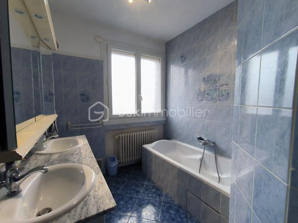 A découvrir sans tarder ! 

 Maison de 196 m2 à fort potentiel sur terrain de 1448 M2 et avec un appartement indépendant en rez-de-jardin qui jouxte la piscine. 
Située dans un quartier calme et résidentiel prisé de Hurigny ( à seulement 2 km du centre hospitalier de Mâcon, très proche des commerces de Charnay les Mâcon et de Mâcon. Le centre de Hurigny est à 2 km). 
Cette maison familiale de 196 m2 offre un cadre de vie entre la ville et la campagne et saura vous séduire avec ses beaux volumes et sa vue dégagée.
LES ATOUTS DE LA MAISON : 
Rez-de-jardin : Un appartement avec entrée indépendante, idéal pour accueillir des amis ou loger ses parents ou d'envisager une activité locative (chambres d'hôtes, location meublée ou activité professionnelle ). 
Il se compose d'une cuisine équipée ouverte sur le séjour, une chambre avec salle d'eau attenante, penderie et WC indépendant. L'accès est direct à la piscine (8 x 4 m avec bâche de sécurité).

Étage principal : Grand séjour traversant lumineux (orienté Est/Sud/Ouest) avec cheminée, cuisine séparée et équipée, 4 chambres avec toutes un placard mural, une salle de bain, avec baignoire, WC indépendant et coin buanderie.

Deuxième niveau : 2 grandes chambres avec salle d'eau chacune et WC, dressing, ainsi qu'un grenier.

INFORMATIONS COMPLEMENTAIRES : 
- Terrain paysagé
- parking pour plusieurs véhicules
 - Nombreux rangements dans toute la maison
 - 9 pièces au total, dont 7 chambres
 - Double vitrage, volets roulants en aluminium et électriques
 - Maison intégralement isolée par l'extérieur (murs, combles, garage) 
- Grand garage, atelier, cave, chaufferie
 - Deux chaudières Viessmann (bois et fioul)                           POMPE A CHALEUR OFFERTE PAR LE VENDEUR
- Assainissement collectif conforme (tout-à-l'égout)
 - DPE : D et B - Taxe foncière 2025 : 1 662 €