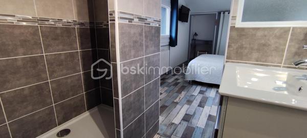 A découvrir sans tarder ! 

 Maison de 196 m2 à fort potentiel sur terrain de 1448 M2 et avec un appartement indépendant en rez-de-jardin qui jouxte la piscine. 
Située dans un quartier calme et résidentiel prisé de Hurigny ( à seulement 2 km du centre hospitalier de Mâcon, très proche des commerces de Charnay les Mâcon et de Mâcon. Le centre de Hurigny est à 2 km). 
Cette maison familiale de 196 m2 offre un cadre de vie entre la ville et la campagne et saura vous séduire avec ses beaux volumes et sa vue dégagée.
LES ATOUTS DE LA MAISON : 
Rez-de-jardin : Un appartement avec entrée indépendante, idéal pour accueillir des amis ou loger ses parents ou d'envisager une activité locative (chambres d'hôtes, location meublée ou activité professionnelle ). 
Il se compose d'une cuisine équipée ouverte sur le séjour, une chambre avec salle d'eau attenante, penderie et WC indépendant. L'accès est direct à la piscine (8 x 4 m avec bâche de sécurité).

Étage principal : Grand séjour traversant lumineux (orienté Est/Sud/Ouest) avec cheminée, cuisine séparée et équipée, 4 chambres avec toutes un placard mural, une salle de bain, avec baignoire, WC indépendant et coin buanderie.

Deuxième niveau : 2 grandes chambres avec salle d'eau chacune et WC, dressing, ainsi qu'un grenier.

INFORMATIONS COMPLEMENTAIRES : 
- Terrain paysagé
- parking pour plusieurs véhicules
 - Nombreux rangements dans toute la maison
 - 9 pièces au total, dont 7 chambres
 - Double vitrage, volets roulants en aluminium et électriques
 - Maison intégralement isolée par l'extérieur (murs, combles, garage) 
- Grand garage, atelier, cave, chaufferie
 - Deux chaudières Viessmann (bois et fioul)                           POMPE A CHALEUR OFFERTE PAR LE VENDEUR
- Assainissement collectif conforme (tout-à-l'égout)
 - DPE : D et B - Taxe foncière 2025 : 1 662 €