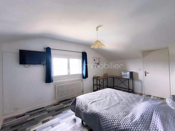 A découvrir sans tarder ! 

 Maison de 196 m2 à fort potentiel sur terrain de 1448 M2 et avec un appartement indépendant en rez-de-jardin qui jouxte la piscine. 
Située dans un quartier calme et résidentiel prisé de Hurigny ( à seulement 2 km du centre hospitalier de Mâcon, très proche des commerces de Charnay les Mâcon et de Mâcon. Le centre de Hurigny est à 2 km). 
Cette maison familiale de 196 m2 offre un cadre de vie entre la ville et la campagne et saura vous séduire avec ses beaux volumes et sa vue dégagée.
LES ATOUTS DE LA MAISON : 
Rez-de-jardin : Un appartement avec entrée indépendante, idéal pour accueillir des amis ou loger ses parents ou d'envisager une activité locative (chambres d'hôtes, location meublée ou activité professionnelle ). 
Il se compose d'une cuisine équipée ouverte sur le séjour, une chambre avec salle d'eau attenante, penderie et WC indépendant. L'accès est direct à la piscine (8 x 4 m avec bâche de sécurité).

Étage principal : Grand séjour traversant lumineux (orienté Est/Sud/Ouest) avec cheminée, cuisine séparée et équipée, 4 chambres avec toutes un placard mural, une salle de bain, avec baignoire, WC indépendant et coin buanderie.

Deuxième niveau : 2 grandes chambres avec salle d'eau chacune et WC, dressing, ainsi qu'un grenier.

INFORMATIONS COMPLEMENTAIRES : 
- Terrain paysagé
- parking pour plusieurs véhicules
 - Nombreux rangements dans toute la maison
 - 9 pièces au total, dont 7 chambres
 - Double vitrage, volets roulants en aluminium et électriques
 - Maison intégralement isolée par l'extérieur (murs, combles, garage) 
- Grand garage, atelier, cave, chaufferie
 - Deux chaudières Viessmann (bois et fioul)                           POMPE A CHALEUR OFFERTE PAR LE VENDEUR
- Assainissement collectif conforme (tout-à-l'égout)
 - DPE : D et B - Taxe foncière 2025 : 1 662 €