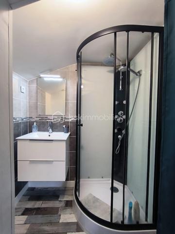 A découvrir sans tarder ! 

 Maison de 196 m2 à fort potentiel sur terrain de 1448 M2 et avec un appartement indépendant en rez-de-jardin qui jouxte la piscine. 
Située dans un quartier calme et résidentiel prisé de Hurigny ( à seulement 2 km du centre hospitalier de Mâcon, très proche des commerces de Charnay les Mâcon et de Mâcon. Le centre de Hurigny est à 2 km). 
Cette maison familiale de 196 m2 offre un cadre de vie entre la ville et la campagne et saura vous séduire avec ses beaux volumes et sa vue dégagée.
LES ATOUTS DE LA MAISON : 
Rez-de-jardin : Un appartement avec entrée indépendante, idéal pour accueillir des amis ou loger ses parents ou d'envisager une activité locative (chambres d'hôtes, location meublée ou activité professionnelle ). 
Il se compose d'une cuisine équipée ouverte sur le séjour, une chambre avec salle d'eau attenante, penderie et WC indépendant. L'accès est direct à la piscine (8 x 4 m avec bâche de sécurité).

Étage principal : Grand séjour traversant lumineux (orienté Est/Sud/Ouest) avec cheminée, cuisine séparée et équipée, 4 chambres avec toutes un placard mural, une salle de bain, avec baignoire, WC indépendant et coin buanderie.

Deuxième niveau : 2 grandes chambres avec salle d'eau chacune et WC, dressing, ainsi qu'un grenier.

INFORMATIONS COMPLEMENTAIRES : 
- Terrain paysagé
- parking pour plusieurs véhicules
 - Nombreux rangements dans toute la maison
 - 9 pièces au total, dont 7 chambres
 - Double vitrage, volets roulants en aluminium et électriques
 - Maison intégralement isolée par l'extérieur (murs, combles, garage) 
- Grand garage, atelier, cave, chaufferie
 - Deux chaudières Viessmann (bois et fioul)                           POMPE A CHALEUR OFFERTE PAR LE VENDEUR
- Assainissement collectif conforme (tout-à-l'égout)
 - DPE : D et B - Taxe foncière 2025 : 1 662 €