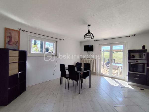 A découvrir sans tarder ! 

 Maison de 196 m2 à fort potentiel sur terrain de 1448 M2 et avec un appartement indépendant en rez-de-jardin qui jouxte la piscine. 
Située dans un quartier calme et résidentiel prisé de Hurigny ( à seulement 2 km du centre hospitalier de Mâcon, très proche des commerces de Charnay les Mâcon et de Mâcon. Le centre de Hurigny est à 2 km). 
Cette maison familiale de 196 m2 offre un cadre de vie entre la ville et la campagne et saura vous séduire avec ses beaux volumes et sa vue dégagée.
LES ATOUTS DE LA MAISON : 
Rez-de-jardin : Un appartement avec entrée indépendante, idéal pour accueillir des amis ou loger ses parents ou d'envisager une activité locative (chambres d'hôtes, location meublée ou activité professionnelle ). 
Il se compose d'une cuisine équipée ouverte sur le séjour, une chambre avec salle d'eau attenante, penderie et WC indépendant. L'accès est direct à la piscine (8 x 4 m avec bâche de sécurité).

Étage principal : Grand séjour traversant lumineux (orienté Est/Sud/Ouest) avec cheminée, cuisine séparée et équipée, 4 chambres avec toutes un placard mural, une salle de bain, avec baignoire, WC indépendant et coin buanderie.

Deuxième niveau : 2 grandes chambres avec salle d'eau chacune et WC, dressing, ainsi qu'un grenier.

INFORMATIONS COMPLEMENTAIRES : 
- Terrain paysagé
- parking pour plusieurs véhicules
 - Nombreux rangements dans toute la maison
 - 9 pièces au total, dont 7 chambres
 - Double vitrage, volets roulants en aluminium et électriques
 - Maison intégralement isolée par l'extérieur (murs, combles, garage) 
- Grand garage, atelier, cave, chaufferie
 - Deux chaudières Viessmann (bois et fioul)                           POMPE A CHALEUR OFFERTE PAR LE VENDEUR
- Assainissement collectif conforme (tout-à-l'égout)
 - DPE : D et B - Taxe foncière 2025 : 1 662 €