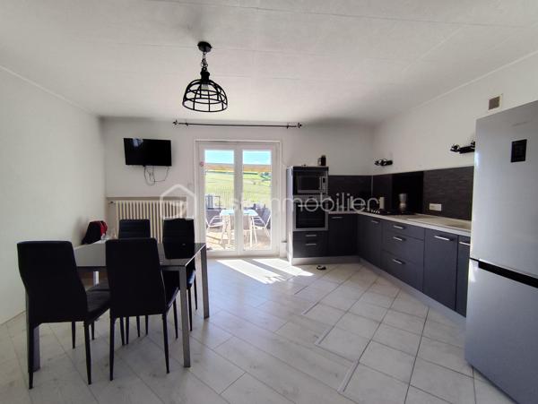 A découvrir sans tarder ! 

 Maison de 196 m2 à fort potentiel sur terrain de 1448 M2 et avec un appartement indépendant en rez-de-jardin qui jouxte la piscine. 
Située dans un quartier calme et résidentiel prisé de Hurigny ( à seulement 2 km du centre hospitalier de Mâcon, très proche des commerces de Charnay les Mâcon et de Mâcon. Le centre de Hurigny est à 2 km). 
Cette maison familiale de 196 m2 offre un cadre de vie entre la ville et la campagne et saura vous séduire avec ses beaux volumes et sa vue dégagée.
LES ATOUTS DE LA MAISON : 
Rez-de-jardin : Un appartement avec entrée indépendante, idéal pour accueillir des amis ou loger ses parents ou d'envisager une activité locative (chambres d'hôtes, location meublée ou activité professionnelle ). 
Il se compose d'une cuisine équipée ouverte sur le séjour, une chambre avec salle d'eau attenante, penderie et WC indépendant. L'accès est direct à la piscine (8 x 4 m avec bâche de sécurité).

Étage principal : Grand séjour traversant lumineux (orienté Est/Sud/Ouest) avec cheminée, cuisine séparée et équipée, 4 chambres avec toutes un placard mural, une salle de bain, avec baignoire, WC indépendant et coin buanderie.

Deuxième niveau : 2 grandes chambres avec salle d'eau chacune et WC, dressing, ainsi qu'un grenier.

INFORMATIONS COMPLEMENTAIRES : 
- Terrain paysagé
- parking pour plusieurs véhicules
 - Nombreux rangements dans toute la maison
 - 9 pièces au total, dont 7 chambres
 - Double vitrage, volets roulants en aluminium et électriques
 - Maison intégralement isolée par l'extérieur (murs, combles, garage) 
- Grand garage, atelier, cave, chaufferie
 - Deux chaudières Viessmann (bois et fioul)                           POMPE A CHALEUR OFFERTE PAR LE VENDEUR
- Assainissement collectif conforme (tout-à-l'égout)
 - DPE : D et B - Taxe foncière 2025 : 1 662 €