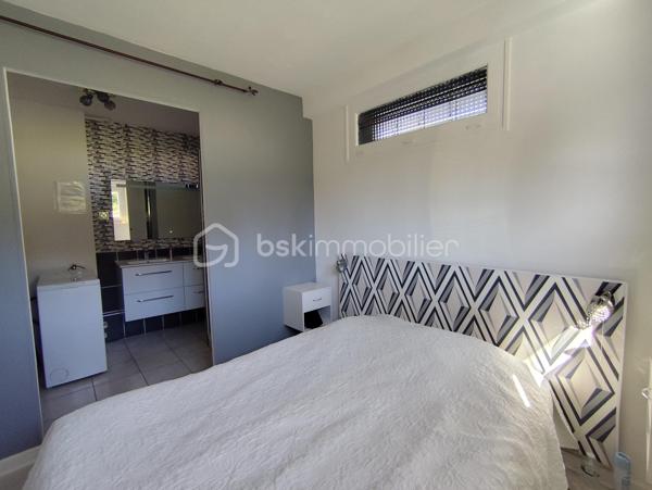 A découvrir sans tarder ! 

 Maison de 196 m2 à fort potentiel sur terrain de 1448 M2 et avec un appartement indépendant en rez-de-jardin qui jouxte la piscine. 
Située dans un quartier calme et résidentiel prisé de Hurigny ( à seulement 2 km du centre hospitalier de Mâcon, très proche des commerces de Charnay les Mâcon et de Mâcon. Le centre de Hurigny est à 2 km). 
Cette maison familiale de 196 m2 offre un cadre de vie entre la ville et la campagne et saura vous séduire avec ses beaux volumes et sa vue dégagée.
LES ATOUTS DE LA MAISON : 
Rez-de-jardin : Un appartement avec entrée indépendante, idéal pour accueillir des amis ou loger ses parents ou d'envisager une activité locative (chambres d'hôtes, location meublée ou activité professionnelle ). 
Il se compose d'une cuisine équipée ouverte sur le séjour, une chambre avec salle d'eau attenante, penderie et WC indépendant. L'accès est direct à la piscine (8 x 4 m avec bâche de sécurité).

Étage principal : Grand séjour traversant lumineux (orienté Est/Sud/Ouest) avec cheminée, cuisine séparée et équipée, 4 chambres avec toutes un placard mural, une salle de bain, avec baignoire, WC indépendant et coin buanderie.

Deuxième niveau : 2 grandes chambres avec salle d'eau chacune et WC, dressing, ainsi qu'un grenier.

INFORMATIONS COMPLEMENTAIRES : 
- Terrain paysagé
- parking pour plusieurs véhicules
 - Nombreux rangements dans toute la maison
 - 9 pièces au total, dont 7 chambres
 - Double vitrage, volets roulants en aluminium et électriques
 - Maison intégralement isolée par l'extérieur (murs, combles, garage) 
- Grand garage, atelier, cave, chaufferie
 - Deux chaudières Viessmann (bois et fioul)                           POMPE A CHALEUR OFFERTE PAR LE VENDEUR
- Assainissement collectif conforme (tout-à-l'égout)
 - DPE : D et B - Taxe foncière 2025 : 1 662 €