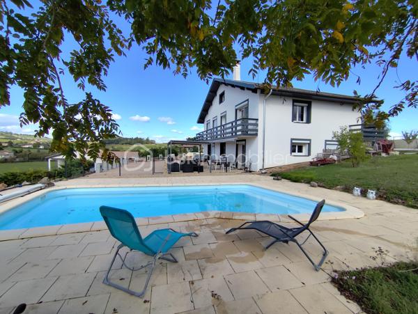 A découvrir sans tarder ! 

 Maison de 196 m2 à fort potentiel sur terrain de 1448 M2 et avec un appartement indépendant en rez-de-jardin qui jouxte la piscine. 
Située dans un quartier calme et résidentiel prisé de Hurigny ( à seulement 2 km du centre hospitalier de Mâcon, très proche des commerces de Charnay les Mâcon et de Mâcon. Le centre de Hurigny est à 2 km). 
Cette maison familiale de 196 m2 offre un cadre de vie entre la ville et la campagne et saura vous séduire avec ses beaux volumes et sa vue dégagée.
LES ATOUTS DE LA MAISON : 
Rez-de-jardin : Un appartement avec entrée indépendante, idéal pour accueillir des amis ou loger ses parents ou d'envisager une activité locative (chambres d'hôtes, location meublée ou activité professionnelle ). 
Il se compose d'une cuisine équipée ouverte sur le séjour, une chambre avec salle d'eau attenante, penderie et WC indépendant. L'accès est direct à la piscine (8 x 4 m avec bâche de sécurité).

Étage principal : Grand séjour traversant lumineux (orienté Est/Sud/Ouest) avec cheminée, cuisine séparée et équipée, 4 chambres avec toutes un placard mural, une salle de bain, avec baignoire, WC indépendant et coin buanderie.

Deuxième niveau : 2 grandes chambres avec salle d'eau chacune et WC, dressing, ainsi qu'un grenier.

INFORMATIONS COMPLEMENTAIRES : 
- Terrain paysagé
- parking pour plusieurs véhicules
 - Nombreux rangements dans toute la maison
 - 9 pièces au total, dont 7 chambres
 - Double vitrage, volets roulants en aluminium et électriques
 - Maison intégralement isolée par l'extérieur (murs, combles, garage) 
- Grand garage, atelier, cave, chaufferie
 - Deux chaudières Viessmann (bois et fioul)                           POMPE A CHALEUR OFFERTE PAR LE VENDEUR
- Assainissement collectif conforme (tout-à-l'égout)
 - DPE : D et B - Taxe foncière 2025 : 1 662 €