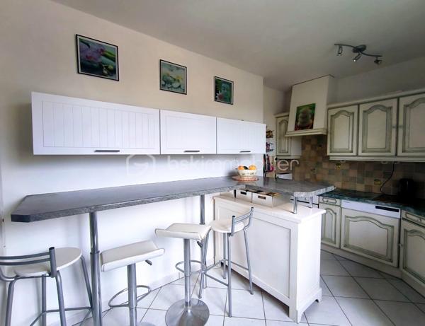 A découvrir sans tarder ! 

 Maison de 196 m2 à fort potentiel sur terrain de 1448 M2 et avec un appartement indépendant en rez-de-jardin qui jouxte la piscine. 
Située dans un quartier calme et résidentiel prisé de Hurigny ( à seulement 2 km du centre hospitalier de Mâcon, très proche des commerces de Charnay les Mâcon et de Mâcon. Le centre de Hurigny est à 2 km). 
Cette maison familiale de 196 m2 offre un cadre de vie entre la ville et la campagne et saura vous séduire avec ses beaux volumes et sa vue dégagée.
LES ATOUTS DE LA MAISON : 
Rez-de-jardin : Un appartement avec entrée indépendante, idéal pour accueillir des amis ou loger ses parents ou d'envisager une activité locative (chambres d'hôtes, location meublée ou activité professionnelle ). 
Il se compose d'une cuisine équipée ouverte sur le séjour, une chambre avec salle d'eau attenante, penderie et WC indépendant. L'accès est direct à la piscine (8 x 4 m avec bâche de sécurité).

Étage principal : Grand séjour traversant lumineux (orienté Est/Sud/Ouest) avec cheminée, cuisine séparée et équipée, 4 chambres avec toutes un placard mural, une salle de bain, avec baignoire, WC indépendant et coin buanderie.

Deuxième niveau : 2 grandes chambres avec salle d'eau chacune et WC, dressing, ainsi qu'un grenier.

INFORMATIONS COMPLEMENTAIRES : 
- Terrain paysagé
- parking pour plusieurs véhicules
 - Nombreux rangements dans toute la maison
 - 9 pièces au total, dont 7 chambres
 - Double vitrage, volets roulants en aluminium et électriques
 - Maison intégralement isolée par l'extérieur (murs, combles, garage) 
- Grand garage, atelier, cave, chaufferie
 - Deux chaudières Viessmann (bois et fioul)                           POMPE A CHALEUR OFFERTE PAR LE VENDEUR
- Assainissement collectif conforme (tout-à-l'égout)
 - DPE : D et B - Taxe foncière 2025 : 1 662 €