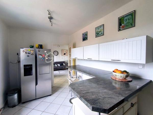 A découvrir sans tarder ! 

 Maison de 196 m2 à fort potentiel sur terrain de 1448 M2 et avec un appartement indépendant en rez-de-jardin qui jouxte la piscine. 
Située dans un quartier calme et résidentiel prisé de Hurigny ( à seulement 2 km du centre hospitalier de Mâcon, très proche des commerces de Charnay les Mâcon et de Mâcon. Le centre de Hurigny est à 2 km). 
Cette maison familiale de 196 m2 offre un cadre de vie entre la ville et la campagne et saura vous séduire avec ses beaux volumes et sa vue dégagée.
LES ATOUTS DE LA MAISON : 
Rez-de-jardin : Un appartement avec entrée indépendante, idéal pour accueillir des amis ou loger ses parents ou d'envisager une activité locative (chambres d'hôtes, location meublée ou activité professionnelle ). 
Il se compose d'une cuisine équipée ouverte sur le séjour, une chambre avec salle d'eau attenante, penderie et WC indépendant. L'accès est direct à la piscine (8 x 4 m avec bâche de sécurité).

Étage principal : Grand séjour traversant lumineux (orienté Est/Sud/Ouest) avec cheminée, cuisine séparée et équipée, 4 chambres avec toutes un placard mural, une salle de bain, avec baignoire, WC indépendant et coin buanderie.

Deuxième niveau : 2 grandes chambres avec salle d'eau chacune et WC, dressing, ainsi qu'un grenier.

INFORMATIONS COMPLEMENTAIRES : 
- Terrain paysagé
- parking pour plusieurs véhicules
 - Nombreux rangements dans toute la maison
 - 9 pièces au total, dont 7 chambres
 - Double vitrage, volets roulants en aluminium et électriques
 - Maison intégralement isolée par l'extérieur (murs, combles, garage) 
- Grand garage, atelier, cave, chaufferie
 - Deux chaudières Viessmann (bois et fioul)                           POMPE A CHALEUR OFFERTE PAR LE VENDEUR
- Assainissement collectif conforme (tout-à-l'égout)
 - DPE : D et B - Taxe foncière 2025 : 1 662 €