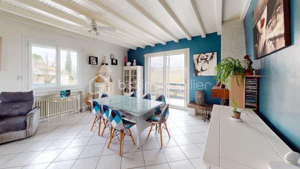 A découvrir sans tarder ! 

 Maison de 196 m2 à fort potentiel sur terrain de 1448 M2 et avec un appartement indépendant en rez-de-jardin qui jouxte la piscine. 
Située dans un quartier calme et résidentiel prisé de Hurigny ( à seulement 2 km du centre hospitalier de Mâcon, très proche des commerces de Charnay les Mâcon et de Mâcon. Le centre de Hurigny est à 2 km). 
Cette maison familiale de 196 m2 offre un cadre de vie entre la ville et la campagne et saura vous séduire avec ses beaux volumes et sa vue dégagée.
LES ATOUTS DE LA MAISON : 
Rez-de-jardin : Un appartement avec entrée indépendante, idéal pour accueillir des amis ou loger ses parents ou d'envisager une activité locative (chambres d'hôtes, location meublée ou activité professionnelle ). 
Il se compose d'une cuisine équipée ouverte sur le séjour, une chambre avec salle d'eau attenante, penderie et WC indépendant. L'accès est direct à la piscine (8 x 4 m avec bâche de sécurité).

Étage principal : Grand séjour traversant lumineux (orienté Est/Sud/Ouest) avec cheminée, cuisine séparée et équipée, 4 chambres avec toutes un placard mural, une salle de bain, avec baignoire, WC indépendant et coin buanderie.

Deuxième niveau : 2 grandes chambres avec salle d'eau chacune et WC, dressing, ainsi qu'un grenier.

INFORMATIONS COMPLEMENTAIRES : 
- Terrain paysagé
- parking pour plusieurs véhicules
 - Nombreux rangements dans toute la maison
 - 9 pièces au total, dont 7 chambres
 - Double vitrage, volets roulants en aluminium et électriques
 - Maison intégralement isolée par l'extérieur (murs, combles, garage) 
- Grand garage, atelier, cave, chaufferie
 - Deux chaudières Viessmann (bois et fioul)                           POMPE A CHALEUR OFFERTE PAR LE VENDEUR
- Assainissement collectif conforme (tout-à-l'égout)
 - DPE : D et B - Taxe foncière 2025 : 1 662 €