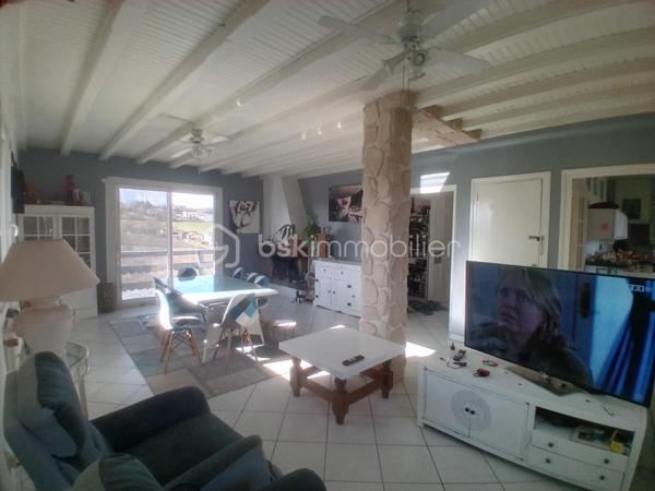 A découvrir sans tarder ! 

 Maison de 196 m2 à fort potentiel sur terrain de 1448 M2 et avec un appartement indépendant en rez-de-jardin qui jouxte la piscine. 
Située dans un quartier calme et résidentiel prisé de Hurigny ( à seulement 2 km du centre hospitalier de Mâcon, très proche des commerces de Charnay les Mâcon et de Mâcon. Le centre de Hurigny est à 2 km). 
Cette maison familiale de 196 m2 offre un cadre de vie entre la ville et la campagne et saura vous séduire avec ses beaux volumes et sa vue dégagée.
LES ATOUTS DE LA MAISON : 
Rez-de-jardin : Un appartement avec entrée indépendante, idéal pour accueillir des amis ou loger ses parents ou d'envisager une activité locative (chambres d'hôtes, location meublée ou activité professionnelle ). 
Il se compose d'une cuisine équipée ouverte sur le séjour, une chambre avec salle d'eau attenante, penderie et WC indépendant. L'accès est direct à la piscine (8 x 4 m avec bâche de sécurité).

Étage principal : Grand séjour traversant lumineux (orienté Est/Sud/Ouest) avec cheminée, cuisine séparée et équipée, 4 chambres avec toutes un placard mural, une salle de bain, avec baignoire, WC indépendant et coin buanderie.

Deuxième niveau : 2 grandes chambres avec salle d'eau chacune et WC, dressing, ainsi qu'un grenier.

INFORMATIONS COMPLEMENTAIRES : 
- Terrain paysagé
- parking pour plusieurs véhicules
 - Nombreux rangements dans toute la maison
 - 9 pièces au total, dont 7 chambres
 - Double vitrage, volets roulants en aluminium et électriques
 - Maison intégralement isolée par l'extérieur (murs, combles, garage) 
- Grand garage, atelier, cave, chaufferie
 - Deux chaudières Viessmann (bois et fioul)                           POMPE A CHALEUR OFFERTE PAR LE VENDEUR
- Assainissement collectif conforme (tout-à-l'égout)
 - DPE : D et B - Taxe foncière 2025 : 1 662 €