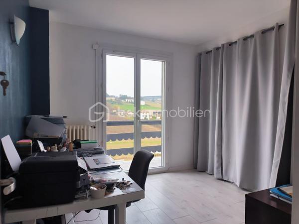 A découvrir sans tarder ! 

 Maison de 196 m2 à fort potentiel sur terrain de 1448 M2 et avec un appartement indépendant en rez-de-jardin qui jouxte la piscine. 
Située dans un quartier calme et résidentiel prisé de Hurigny ( à seulement 2 km du centre hospitalier de Mâcon, très proche des commerces de Charnay les Mâcon et de Mâcon. Le centre de Hurigny est à 2 km). 
Cette maison familiale de 196 m2 offre un cadre de vie entre la ville et la campagne et saura vous séduire avec ses beaux volumes et sa vue dégagée.
LES ATOUTS DE LA MAISON : 
Rez-de-jardin : Un appartement avec entrée indépendante, idéal pour accueillir des amis ou loger ses parents ou d'envisager une activité locative (chambres d'hôtes, location meublée ou activité professionnelle ). 
Il se compose d'une cuisine équipée ouverte sur le séjour, une chambre avec salle d'eau attenante, penderie et WC indépendant. L'accès est direct à la piscine (8 x 4 m avec bâche de sécurité).

Étage principal : Grand séjour traversant lumineux (orienté Est/Sud/Ouest) avec cheminée, cuisine séparée et équipée, 4 chambres avec toutes un placard mural, une salle de bain, avec baignoire, WC indépendant et coin buanderie.

Deuxième niveau : 2 grandes chambres avec salle d'eau chacune et WC, dressing, ainsi qu'un grenier.

INFORMATIONS COMPLEMENTAIRES : 
- Terrain paysagé
- parking pour plusieurs véhicules
 - Nombreux rangements dans toute la maison
 - 9 pièces au total, dont 7 chambres
 - Double vitrage, volets roulants en aluminium et électriques
 - Maison intégralement isolée par l'extérieur (murs, combles, garage) 
- Grand garage, atelier, cave, chaufferie
 - Deux chaudières Viessmann (bois et fioul)                           POMPE A CHALEUR OFFERTE PAR LE VENDEUR
- Assainissement collectif conforme (tout-à-l'égout)
 - DPE : D et B - Taxe foncière 2025 : 1 662 €
