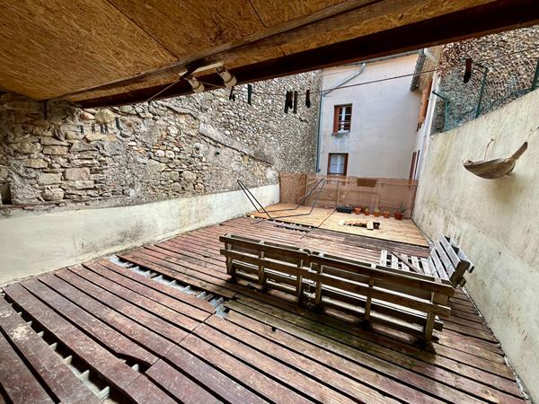 Maison de village 113 m² avec cour espace de stockage toit terrasse et combles à vendre Trèbes