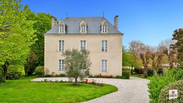 Maison de Maître / Folie Nantaise des années 1815, avec piscine et dépendances sur petit parc/jardin remarquable, au calme