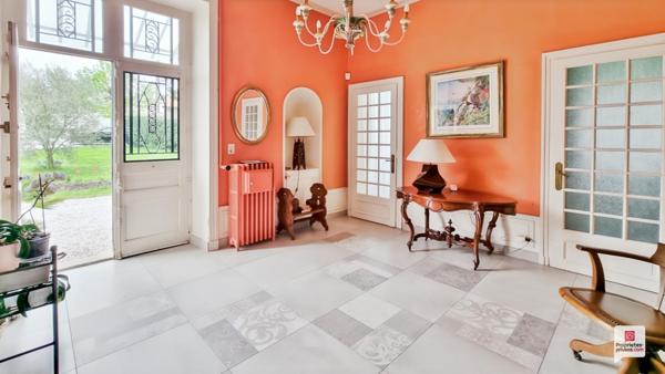 Maison de Maître / Folie Nantaise des années 1815, avec piscine et dépendances sur petit parc/jardin remarquable, au calme