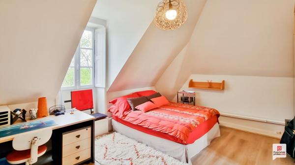 Maison de Maître / Folie Nantaise des années 1815, avec piscine et dépendances sur petit parc/jardin remarquable, au calme