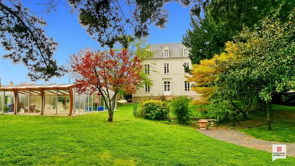 Maison de Maître / Folie Nantaise des années 1815, avec piscine et dépendances sur petit parc/jardin remarquable, au calme
