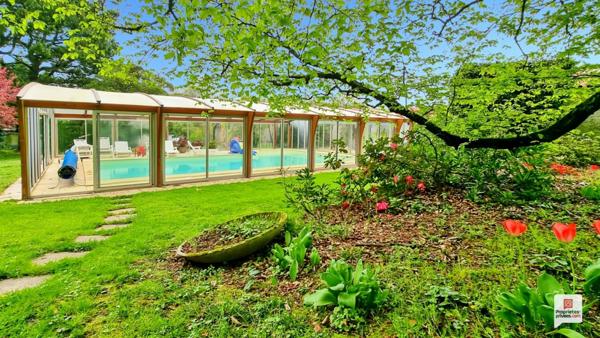 Maison de Maître / Folie Nantaise des années 1815, avec piscine et dépendances sur petit parc/jardin remarquable, au calme