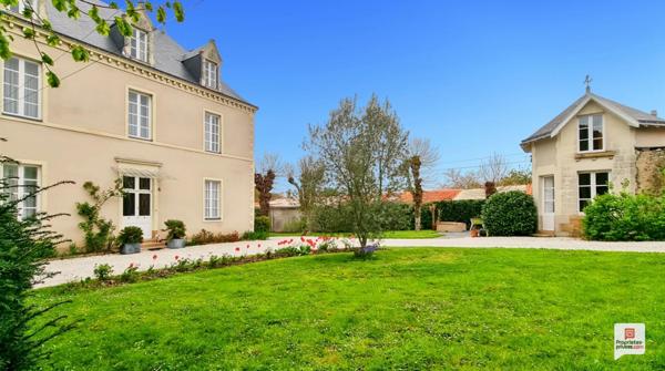 Maison de Maître / Folie Nantaise des années 1815, avec piscine et dépendances sur petit parc/jardin remarquable, au calme