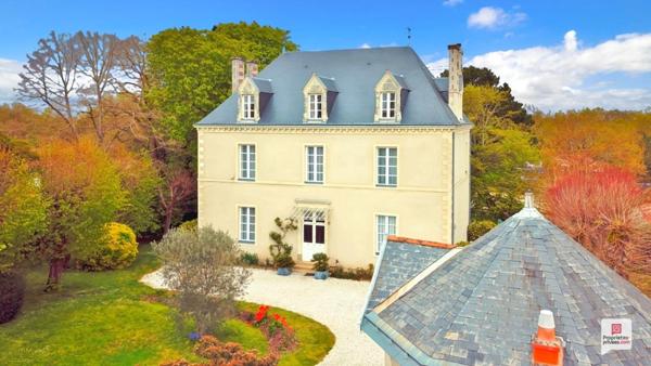 Maison de Maître / Folie Nantaise des années 1815, avec piscine et dépendances sur petit parc/jardin remarquable, au calme