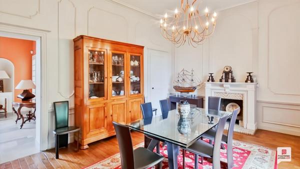 Maison de Maître / Folie Nantaise des années 1815, avec piscine et dépendances sur petit parc/jardin remarquable, au calme