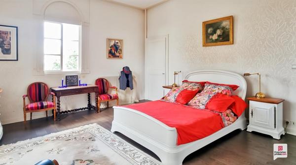 Maison de Maître / Folie Nantaise des années 1815, avec piscine et dépendances sur petit parc/jardin remarquable, au calme