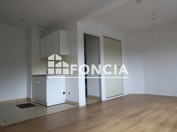 Location Studio 27.2 m² - 20 PLACE DE LA GARE Jarrie 38560