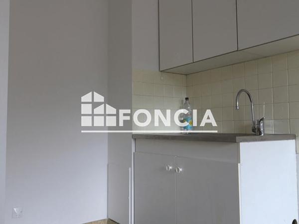 Location Studio 27.2 m² - 20 PLACE DE LA GARE Jarrie 38560