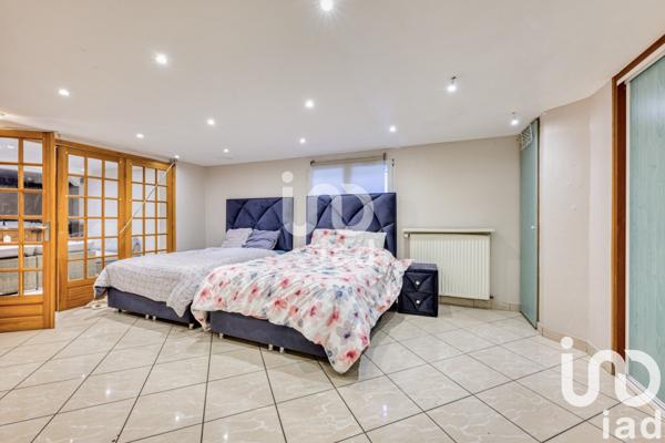 Maison traditionnelle 8 pièces de 340 m² à Champigny-sur-Marne (94500)