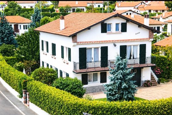Saint-Jean-De-Luz, une maison, deux visions : un cocon familial d’exception ou un investissement à fort potentiel.
