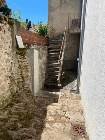 Maison de ville rénovée 147m² avec cour 49 900 €