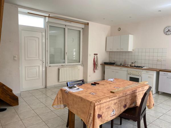 Maison de ville rénovée 147m² avec cour 49 900 €