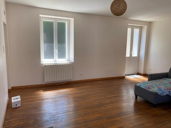 Maison de ville rénovée 147m² avec cour 49 900 €