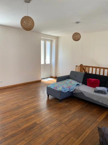 Maison de ville rénovée 147m² avec cour 49 900 €