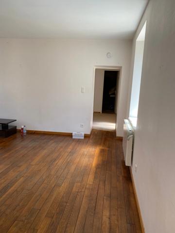 Maison de ville rénovée 147m² avec cour 49 900 €