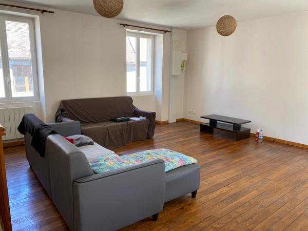 Maison de ville rénovée 147m² avec cour 49 900 €
