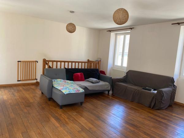 Maison de ville rénovée 147m² avec cour 49 900 €