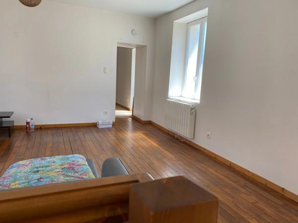 Maison de ville rénovée 147m² avec cour 49 900 €