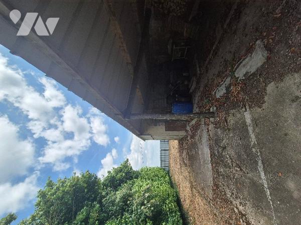 A Mouzeuil St Martin, garage de 15 m² et abri de 120 m² sur terrain de loisirs de 832 m² avec eau.