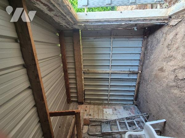 A Mouzeuil St Martin, garage de 15 m² et abri de 120 m² sur terrain de loisirs de 832 m² avec eau.