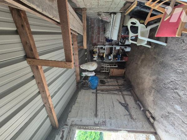 A Mouzeuil St Martin, garage de 15 m² et abri de 120 m² sur terrain de loisirs de 832 m² avec eau.