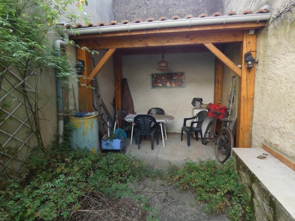 Maison T4 de 100m² avec cour de 30m², cave/atelier de 28m² et combles aménageables de 85m²